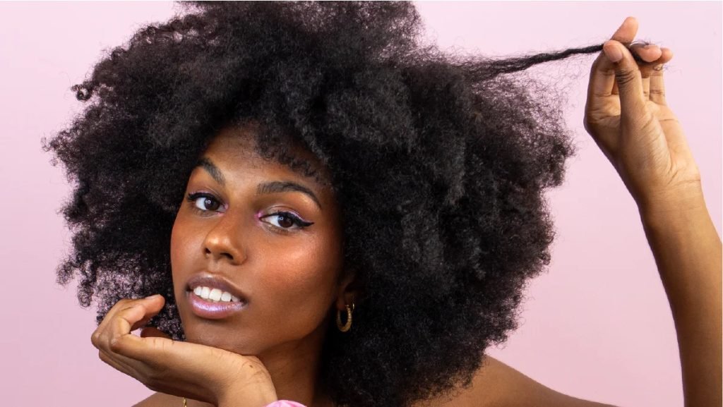 5 astuces pour prendre soin de ses cheveux bouclés